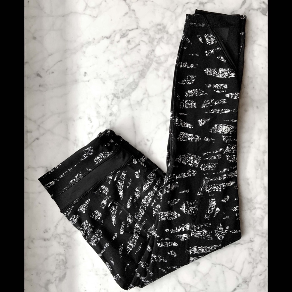 Lululemon Abstract Black & White Pants with Zipper Pockets